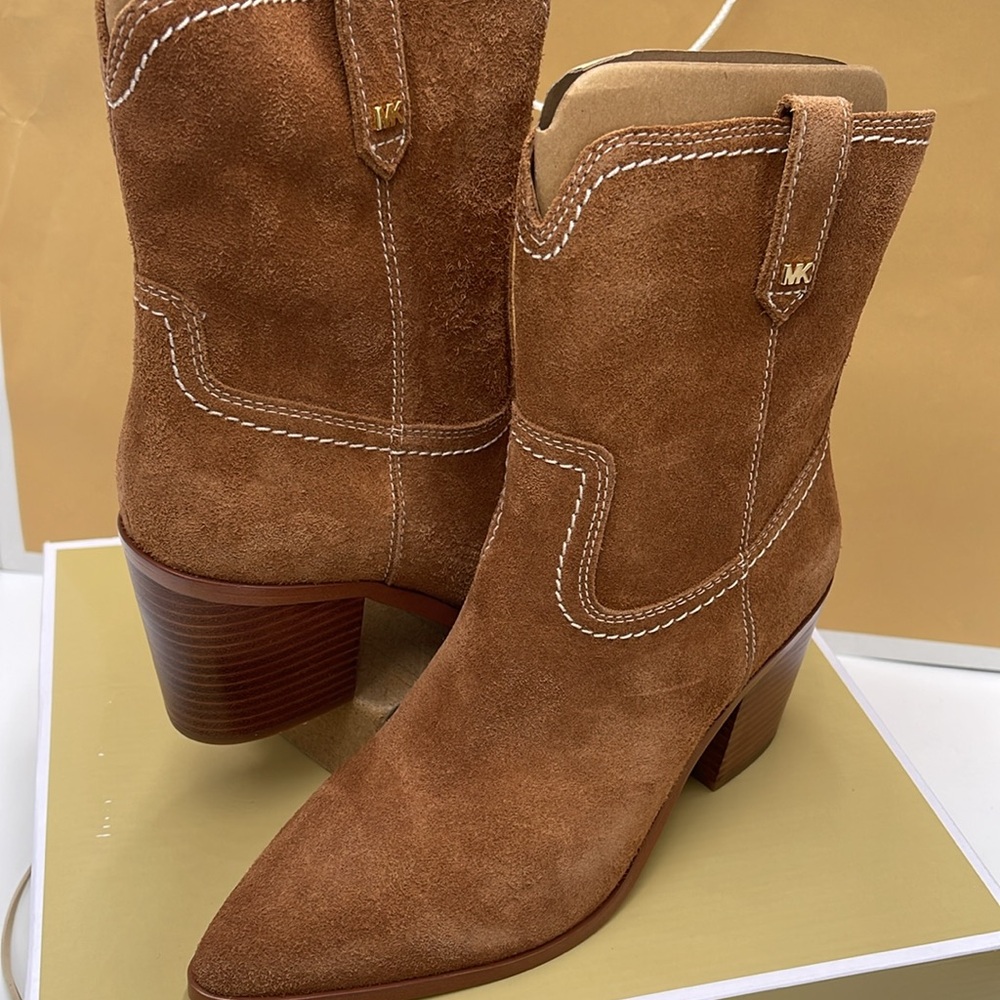 Michael Kors WAVERLY HEELED BOOTIE JUNGLE SUEDE
49F4WVME6S
LUGGAGE - Picture 9 of 16